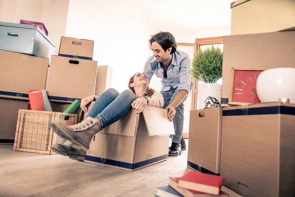 Paar zieht in neues Haus — Stockfoto