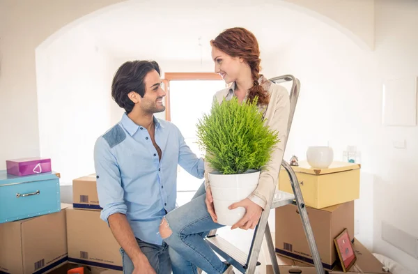 Couple moving into new house — Stock Photo, Image