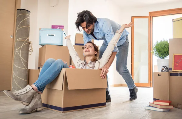 Paar zieht in neues Haus — Stockfoto