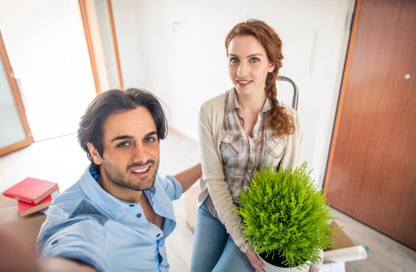 Çift yeni eve taşınıyor.