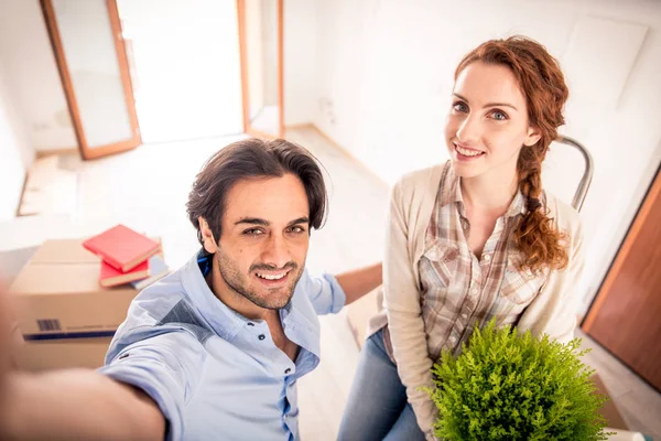 Çift yeni eve taşınıyor.