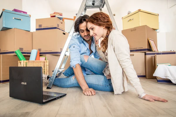 Çift yeni eve taşınıyor.