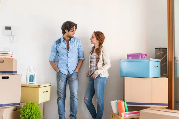 Çift yeni eve taşınıyor.