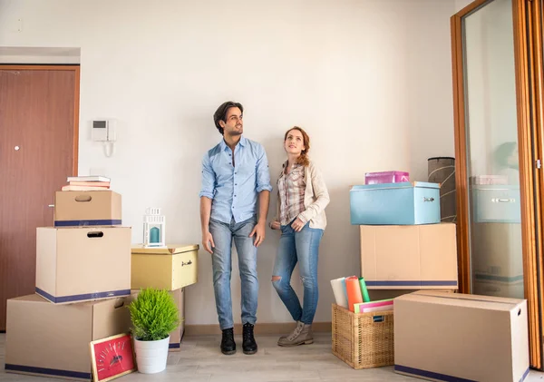 Çift yeni eve taşınıyor.