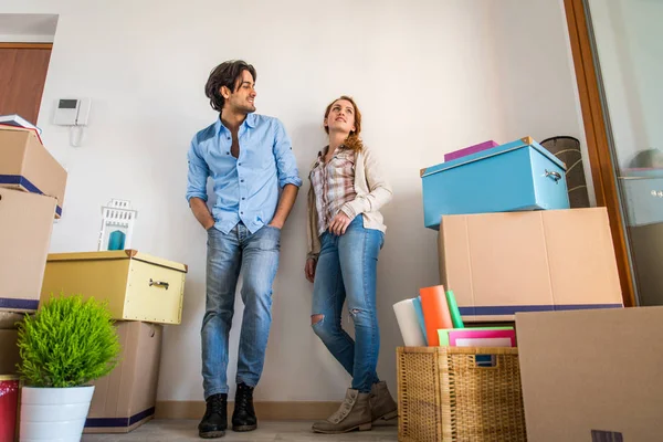 Paar die verhuizen naar een nieuw huis — Stockfoto