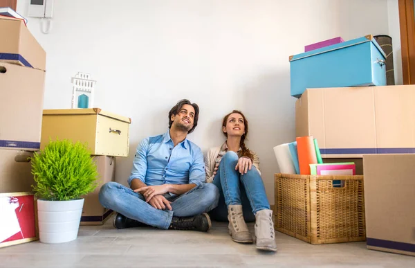 Çift yeni eve taşınıyor.