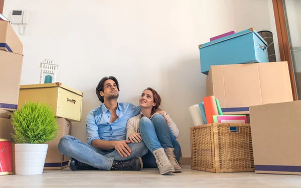 Çift yeni eve taşınıyor.