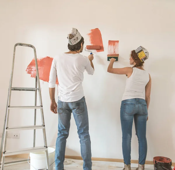 Çift yeni eve taşınıyor.