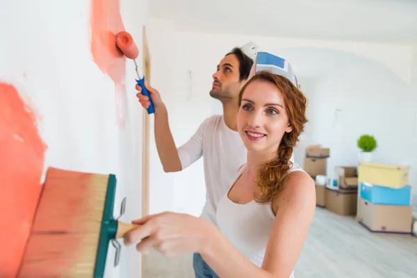 Paar die verhuizen naar een nieuw huis — Stockfoto