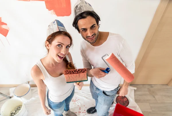 Çift yeni eve taşınıyor.