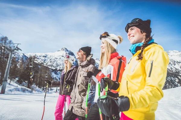 Amici durante le vacanze invernali — Foto Stock