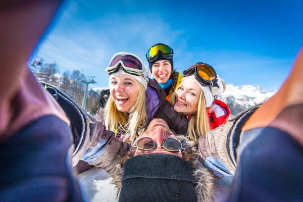 Freunde im Winterurlaub — Stockfoto