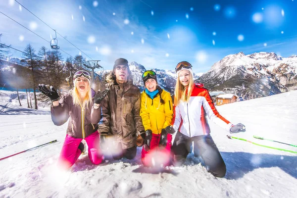 Amici durante le vacanze invernali — Foto Stock