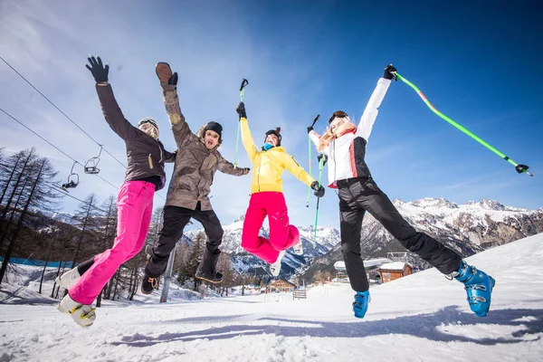 Freunde im Winterurlaub — Stockfoto