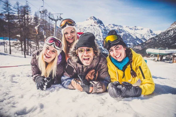 Amigos em férias de inverno — Fotografia de Stock