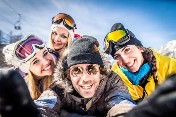 Vrienden op wintervakantie — Stockfoto