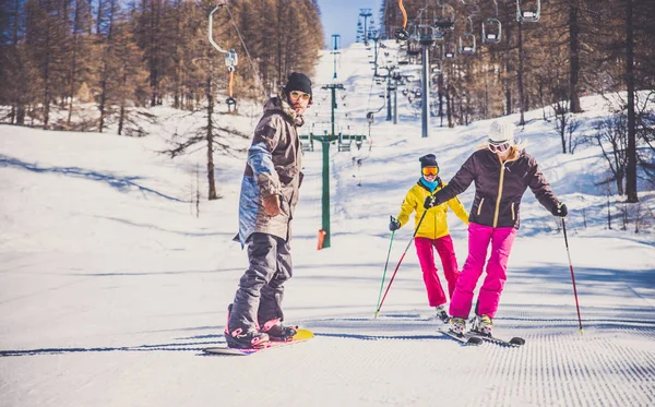 Arkadaşlar kış tatil günleri