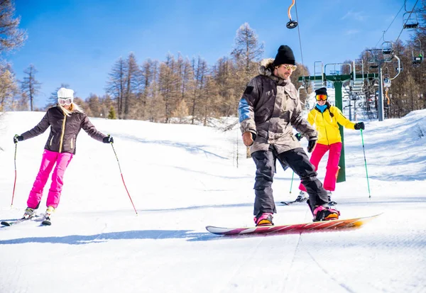 Amici durante le vacanze invernali — Foto Stock