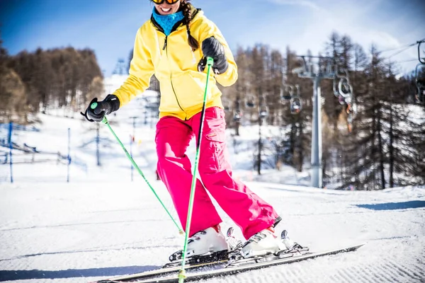 Mulher esquiando na neve — Fotografia de Stock