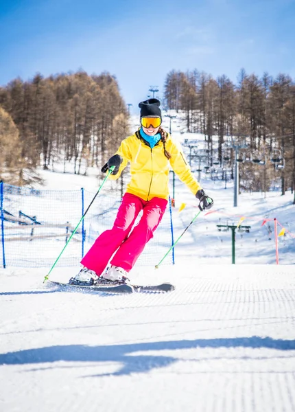 Donna sciare sulla neve — Foto Stock