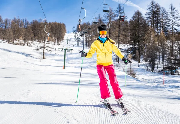 Donna sciare sulla neve — Foto Stock