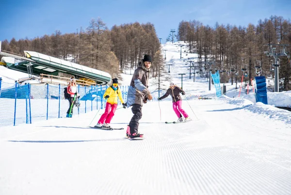 Arkadaşlar kış tatil günleri