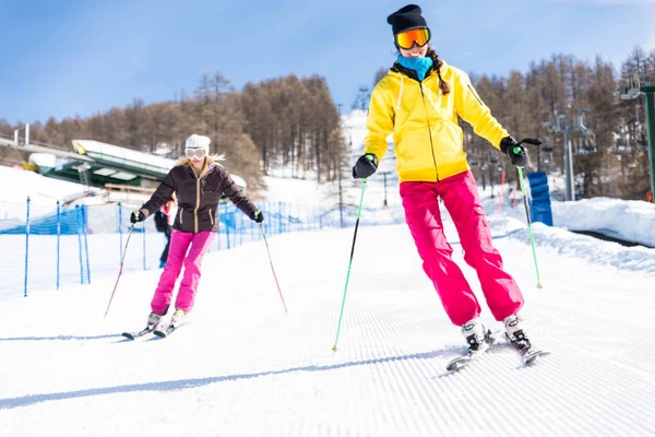 Amici durante le vacanze invernali — Foto Stock