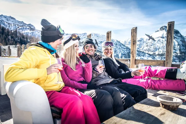 Amici durante le vacanze invernali — Foto Stock