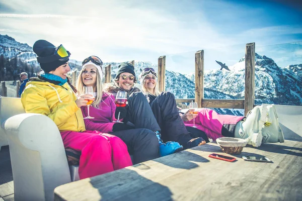 Freunde im Winterurlaub — Stockfoto