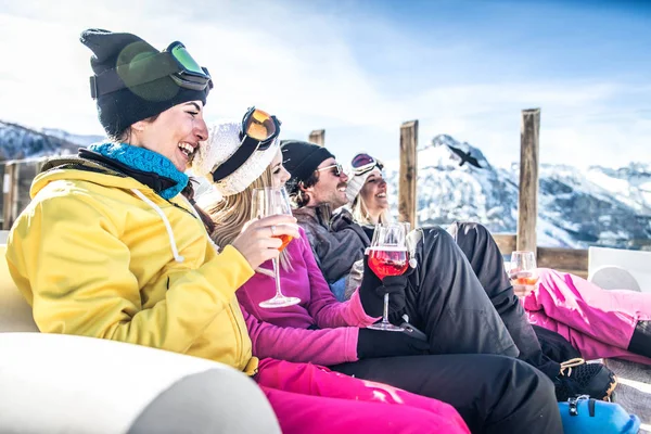 Amigos em férias de inverno — Fotografia de Stock