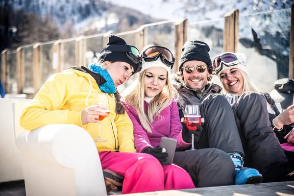 Vrienden op wintervakantie — Stockfoto