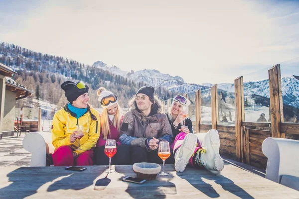 Vrienden op wintervakantie — Stockfoto