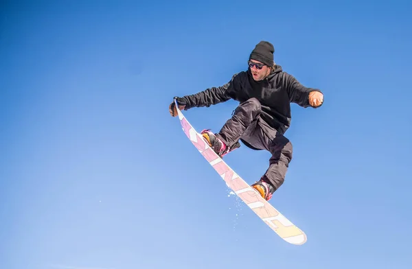 Snowboarder facendo trucchi sulla neve — Foto Stock