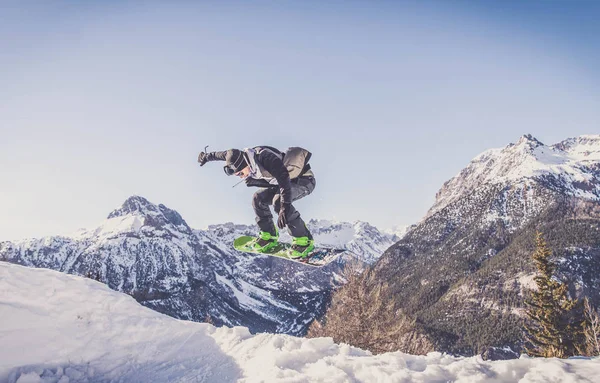 Snowboarder fazendo truques na neve — Fotografia de Stock