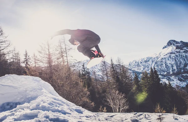 Snowboarder facendo trucchi sulla neve — Foto Stock