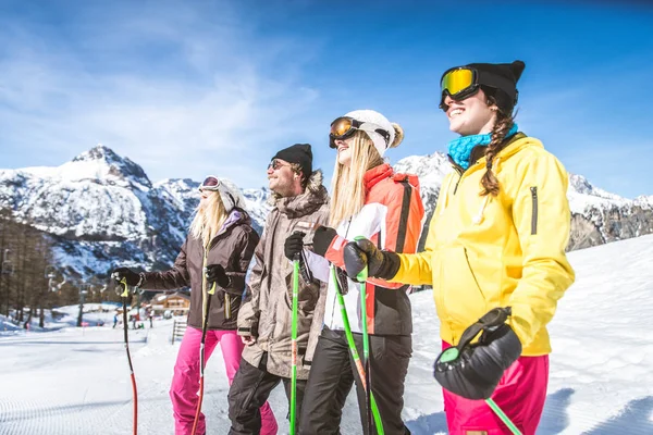 Vänner på sportlov — Stockfoto