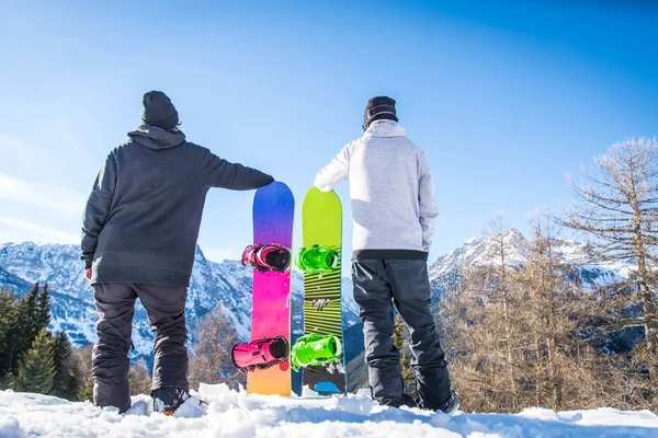 Snowboarder doen trucs op sneeuw — Stockfoto