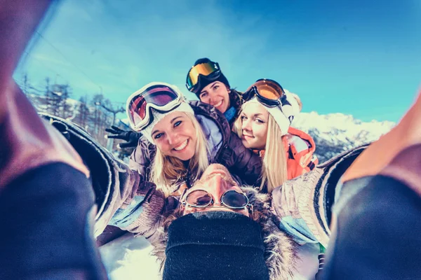 Amigos em férias de inverno — Fotografia de Stock