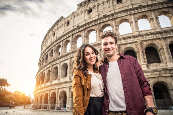 Cuplu la Colosseum, Roma — Fotografie, imagine de stoc