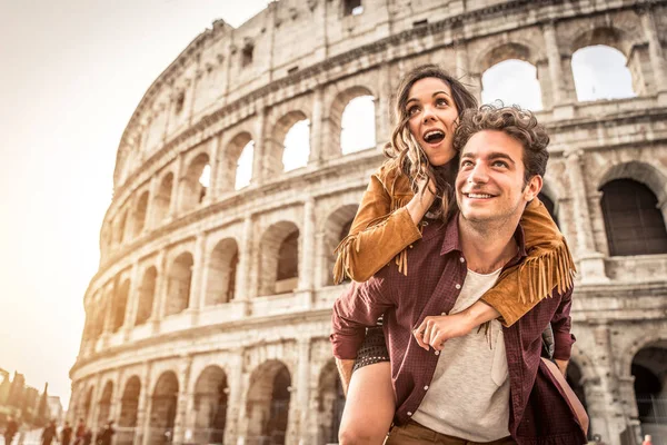 Cuplu la Colosseum, Roma — Fotografie, imagine de stoc