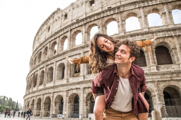 Couple at Colosseum, Rome — Stock Photo, Image