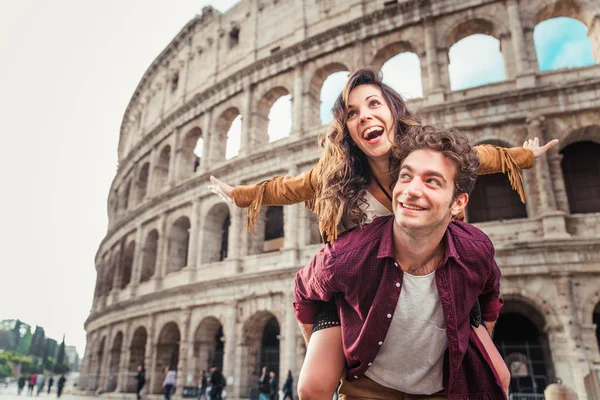 Pár v Colosseum, Řím — Stock fotografie