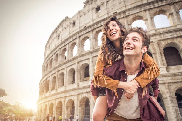 Pár v Colosseum, Řím — Stock fotografie