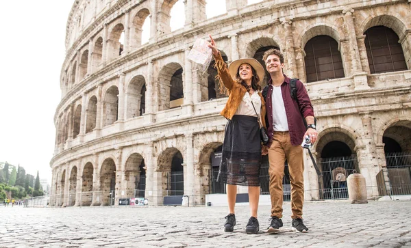 Cuplu la Colosseum, Roma — Fotografie, imagine de stoc