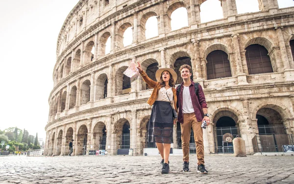 Pár v Colosseum, Řím — Stock fotografie