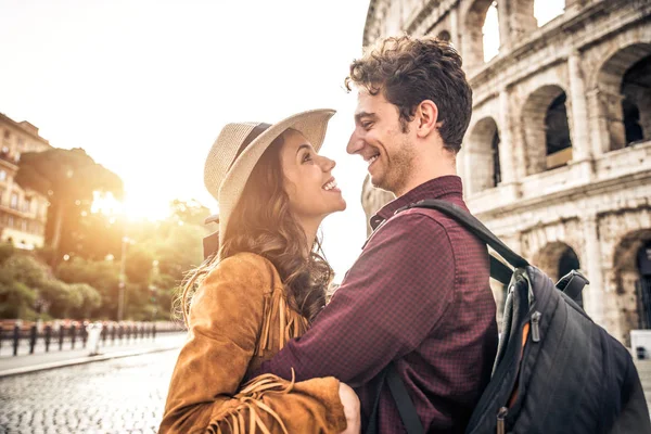 Cuplu la Colosseum, Roma — Fotografie, imagine de stoc