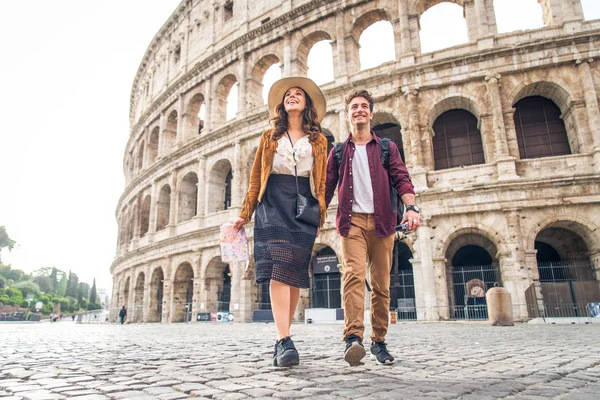 Пара в Колизее, Рим — стоковое фото