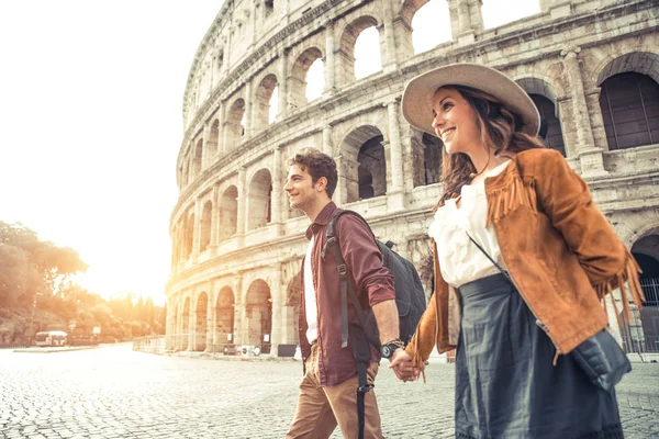 Cuplu la Colosseum, Roma — Fotografie, imagine de stoc