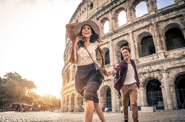 Para w Koloseum, Rzym — Zdjęcie stockowe