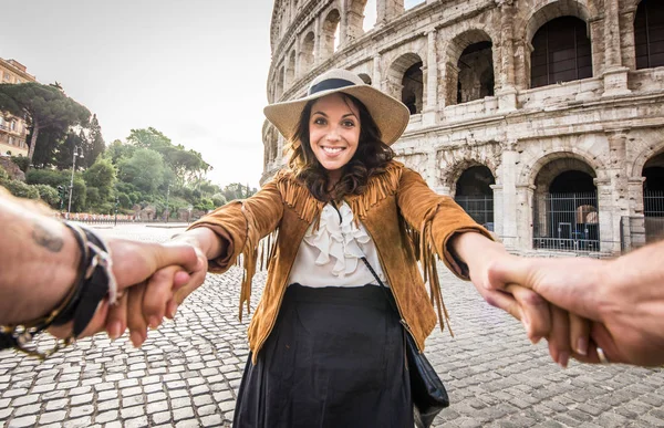 Pár v Colosseum, Řím — Stock fotografie